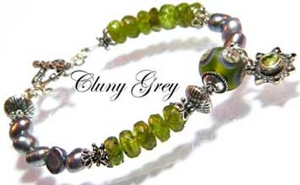 Peridot bracelet with gray-silver color pearls and a lamp worked bead.